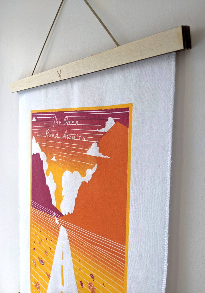 Magnetic discount hanging frame